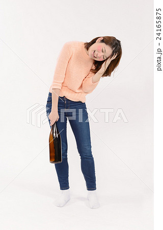 一升瓶を持った泥酔した若い女性 一升瓶を持った泥酔した若い女性 24165875