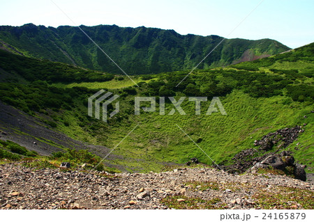 羊蹄山の噴火口と外輪山 羊蹄山の噴火口と外輪山 24165879