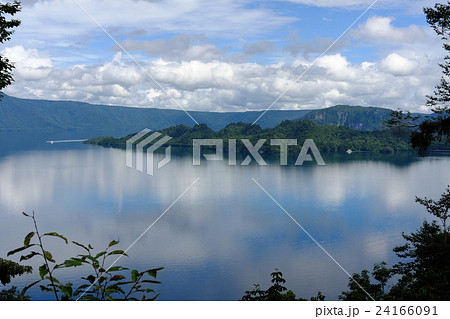 十和田湖、中湖付近に走る遊覧船の軌跡 24166091