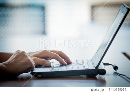 ノートパソコンとビジネスマン 24166345