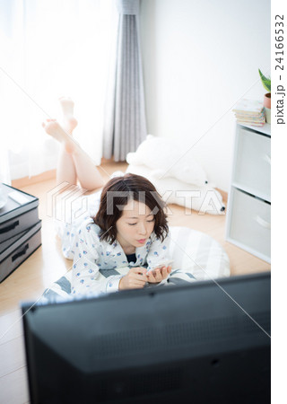 テレビ　くつろぐ　女性 24166532