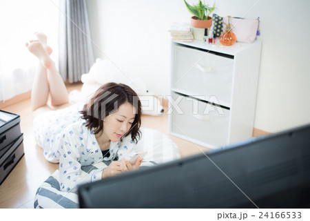 テレビ くつろぐ 女性 テレビ くつろぐ 女性 24166533