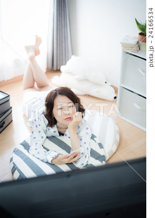 テレビ　くつろぐ　女性 24166534
