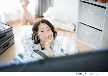 テレビ　くつろぐ　女性 24166536