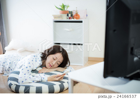 テレビ くつろぐ 女性 テレビ くつろぐ 女性 24166537