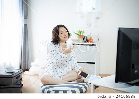 テレビ　くつろぐ　女性 24166938