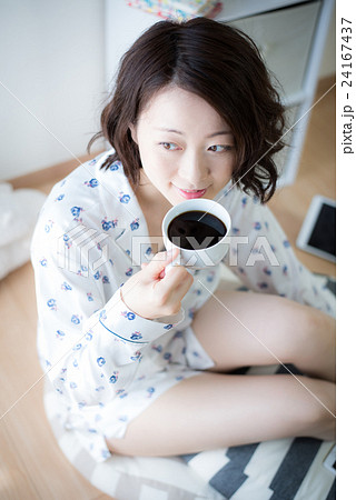 コーヒー 女性の写真素材