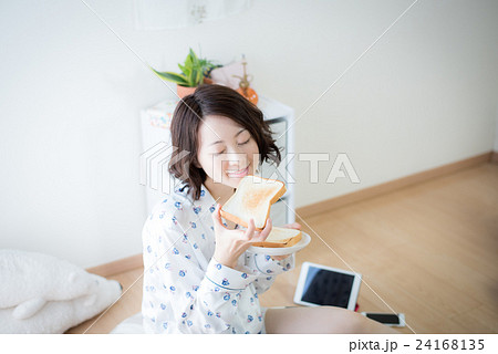 朝食　女性 24168135