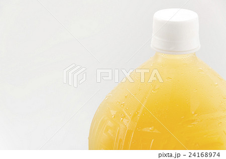 凍ったお茶のペットボトル 24168974