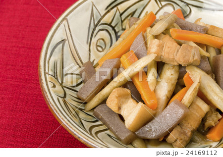 根菜と豚バラ肉の煮物 24169112