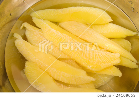 ボウルで洗う、白い膜をとる前の数の子 24169655