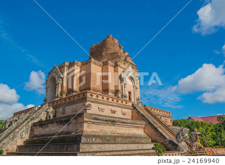 buddist pagoda at wat Chedi Luang,Chiang Mai. buddist pagoda at wat Chedi Luang,Chiang Mai. 24169940