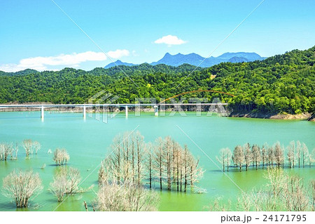 夏のシューパロ湖 夕張市 の写真素材