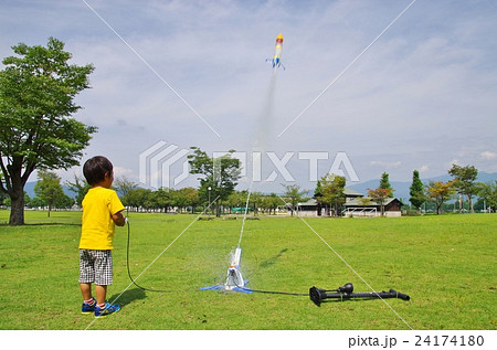 芝生の公園でペットボトルロケットで遊ぶ子ども 芝生の公園でペットボトルロケットで遊ぶ子ども 24174180