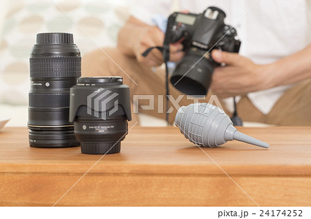 カメラの手入れをする男性 24174252