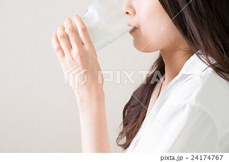 牛乳を飲む若い女性 牛乳を飲む若い女性 24174767