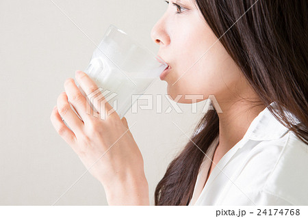 牛乳を飲む若い女性 24174768