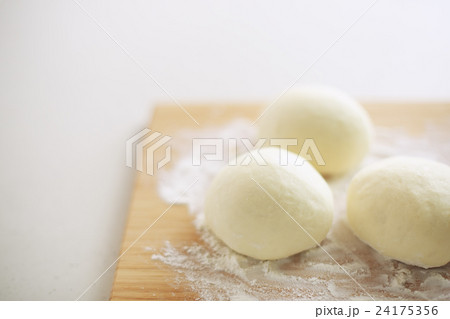 パン生地　パン作り　パン 24175356