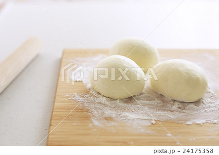 パン生地　パン作り　パン 24175358