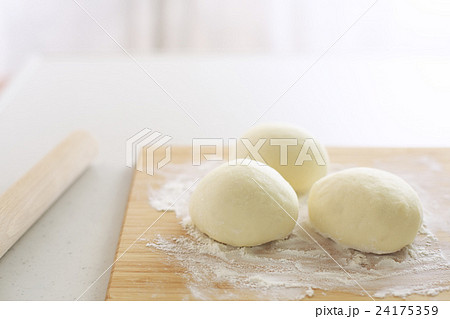 パン生地　パン作り　パン 24175359