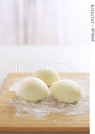 パン生地　パン作り　パン 24175378