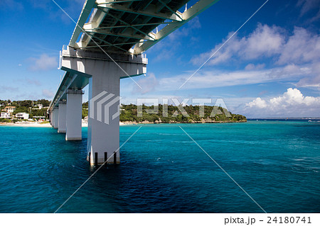 瀬底島と瀬底大橋の写真素材