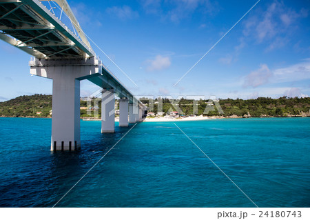 瀬底島と瀬底大橋の写真素材