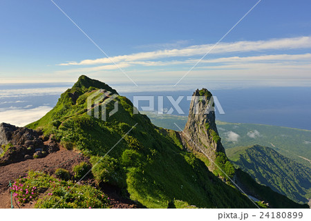 利尻山南峰とローソク岩 利尻山南峰とローソク岩 24180899