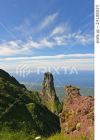 利尻山山頂から望むローソク岩 24180925