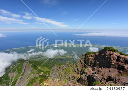 利尻山山頂から礼文島を望む 利尻山山頂から礼文島を望む 24180927