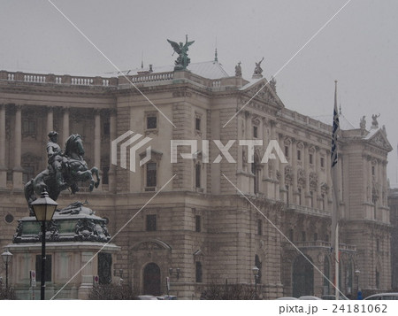 雪にけむるホーフブルク（新王宮） 24181062