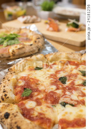 ピザとオードブル 24181256