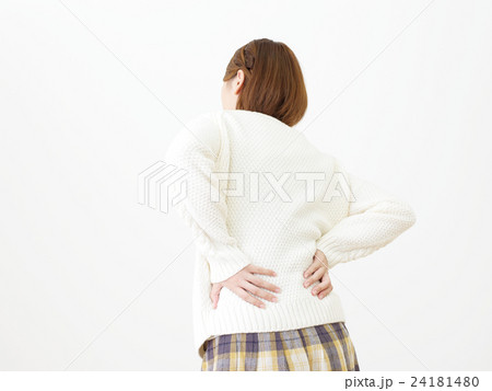 女性 腰痛 白バック 女性 腰痛 白バック 24181480