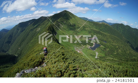 幌尻岳頂稜部から見た戸蔦別岳と七つ沼カール 24181501