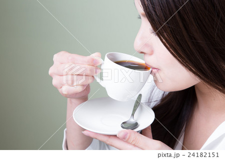 コーヒーを飲む女性 24182151