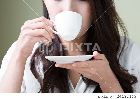 コーヒーを飲む女性 コーヒーを飲む女性 24182155