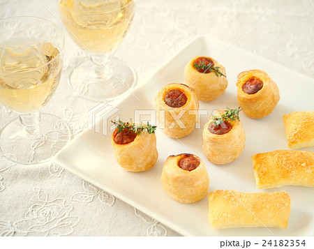 ワインとパイのアミューズブーシュ　（横位置ハイアングル） 24182354