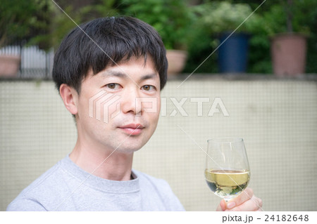 白ワインを飲む男性（ドヤ顔・表情） 24182648