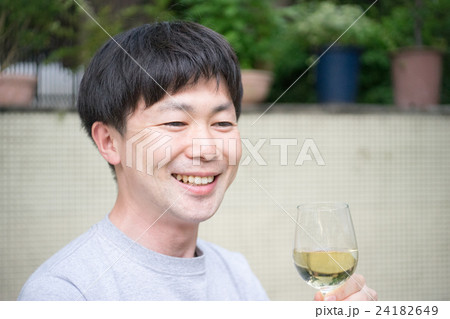白ワインを飲む男性(笑顔・表情) 白ワインを飲む男性(笑顔・表情) 24182649