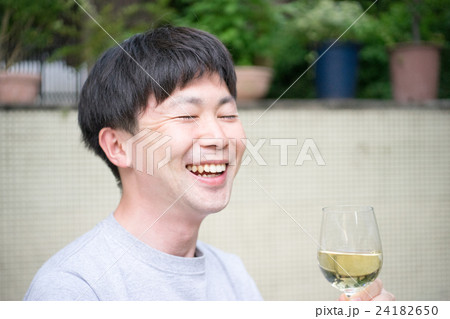 白ワインを飲む男性（笑顔・表情） 24182650