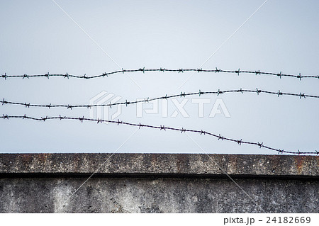 ブロック塀と有刺鉄線・鉄条網（立ち入り禁止・進入禁止） 24182669