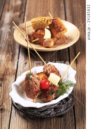 Minced meat kebabs and roasted sweetcorn 24185832