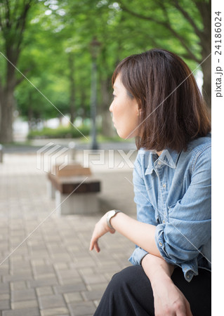 遠くを眺める女性 遠くを眺める女性 24186024
