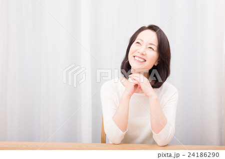 女性嬉しいイメージの写真素材
