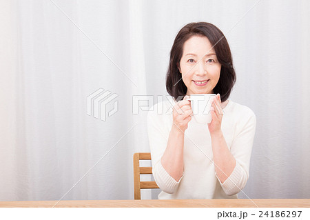 飲み物を飲む女性イメージ 飲み物を飲む女性イメージ 24186297