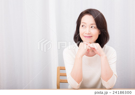 女性頬杖イメージ 24186300