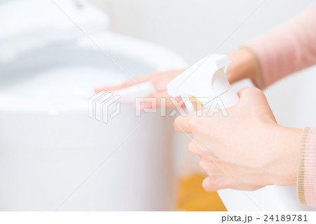 パーツ素材　手元　トイレ掃除　家事代行　トイレの便器を掃除　飛び散り汚れ　便器　便所 24189781