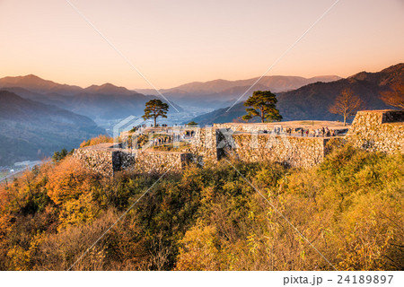 兵庫県 天空の城 竹田城跡の紅葉 の写真素材 2417