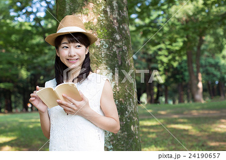 公園で本を読む女性 公園で本を読む女性 24190657