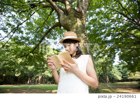 公園で本を読む女性 24190661